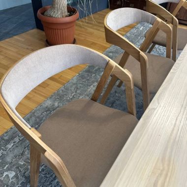 Drewniane krzesło Guru TKS z tapicerowanym siedziskiem i oparciem