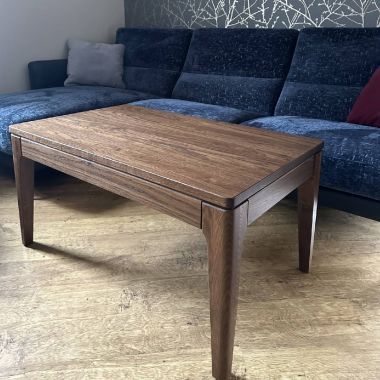 Stolik kawowy S4 w ciemnej odsłonie.
