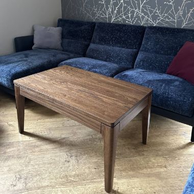 Stolik kawowy S4 w ciemnej odsłonie.
