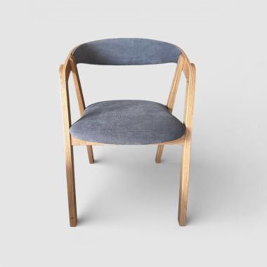Drewniane krzesło Guru TKS z tapicerowanym siedziskiem i oparciem